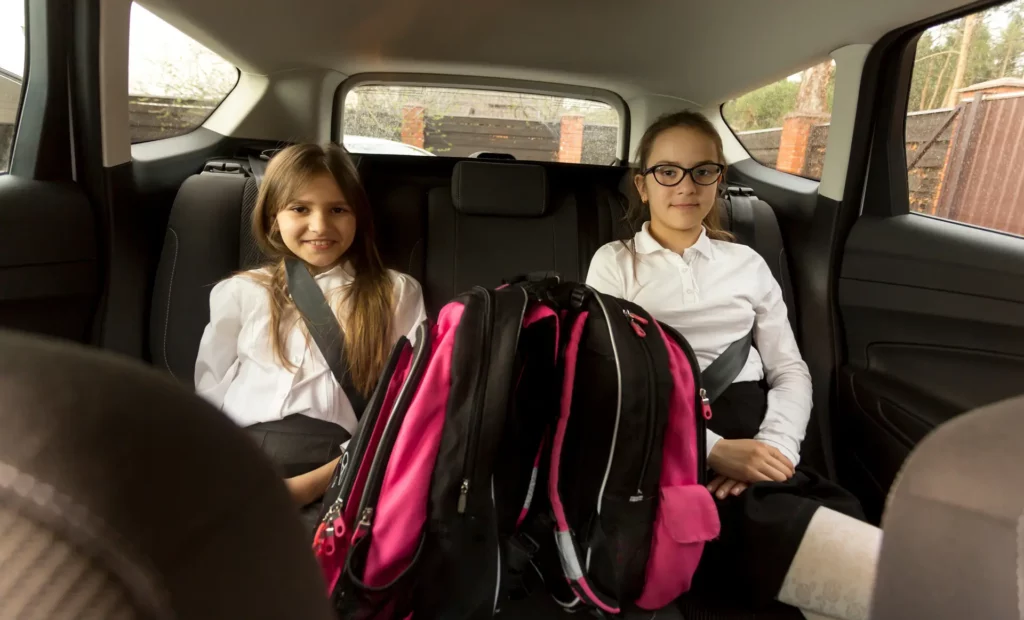 Haut de page Transport Scolaire avec 2 enfants à l'arrière du taxi
