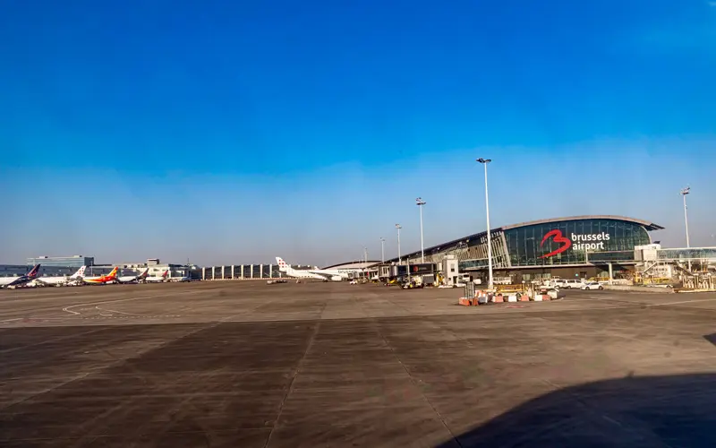 photo page Taxi Lille Aéroport Zaventem avec la piste et le batiment