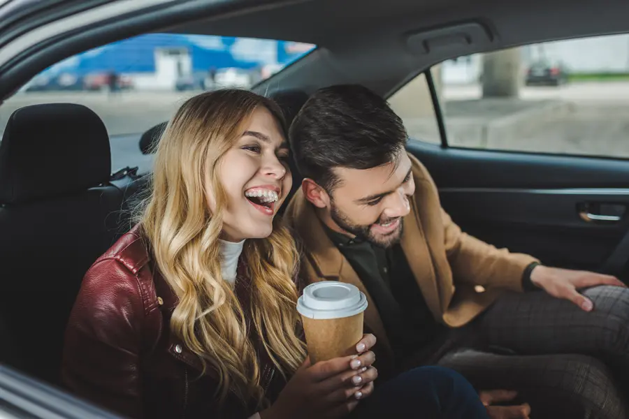 Photo d'un couple en taxi pour la page Photo d'une femme en taxi avec son smartphone pour la page Photo texte Service en Ville groupe de femmes page Service en Ville
