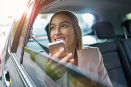 Photo d'une femme en taxi avec son smartphone pour la page Photo texte Service en Ville groupe de femmes page Service en Ville