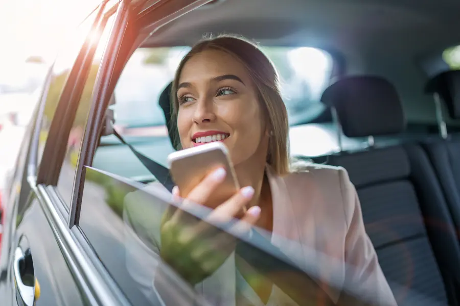 Photo d'une femme en taxi avec son smartphone pour la page Photo texte Service en Ville groupe de femmes page Service en Ville